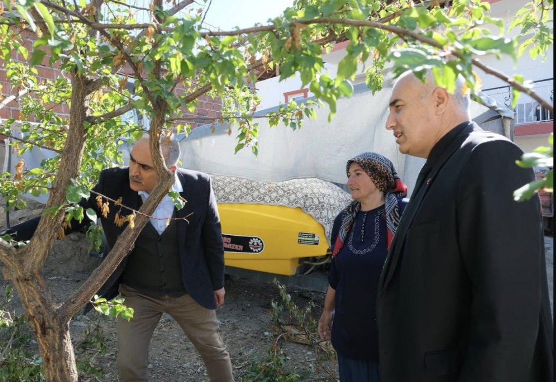 İl Müdürümüz  Osman Akar ve İlçe Müdürümüz Hasan Basri HACIOĞLU, teknik personellerimiz ile birlikte 15 Ekim Dünya Kadın Çiftçiler Günü dolayısıyla kadın çiftçilerimizi ziyaret etti.