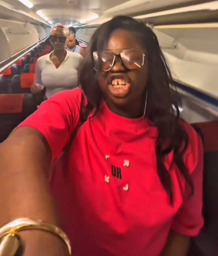 fimlex2's tweet image. You de make 14 million in a week and your teeth be like this??😭😭😭
