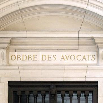 TribunePop23's tweet image. 🚨ALERTE CENSURE
L’autorité de poursuite demande trois ans de suspension contre Juan Branco !
Parce qu’elle estime que Juan Branco n’a toujours pas « compris » le sens des poursuites engagées contre lui, et qu’en tant qu’avocat, il devrait savoir agir « avec mesure ».
Ils…