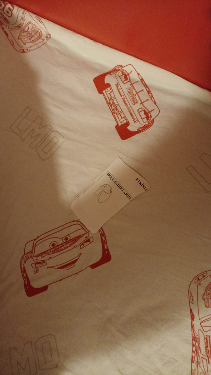 Bugün Noyan'ın ilk dişi çıktı ama yutmuş. Diş perileri gelmeyecek diye üzülüyordu ki, çizme fikri geldi aklımıza. İnşallah diş perisi bu numarayı yer.