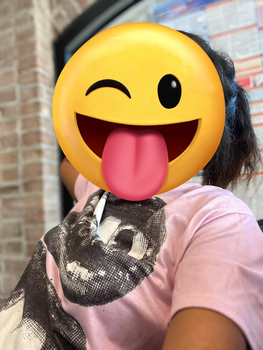 RickeySea's tweet image. #Workwife She all in my phone 🙄🙄😂😂lawd she so pressed bout me 😛😛