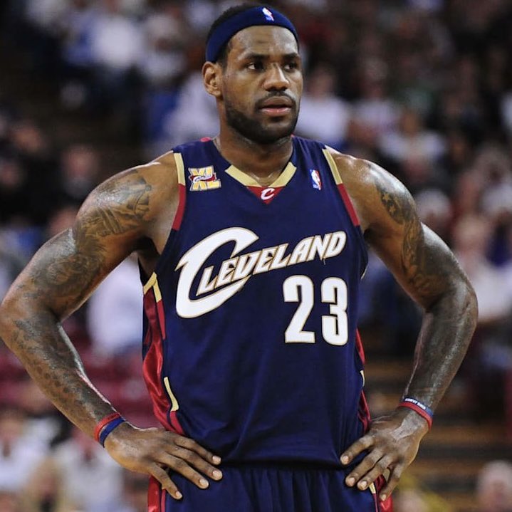 SoleRetriever's tweet image. The Cleveland Cavaliers are bringing back their LeBron era navy uniforms for select games this season ⚔️ @cavs 

One of the dates is January 28th, when they host LeBron and the Lakers 👀