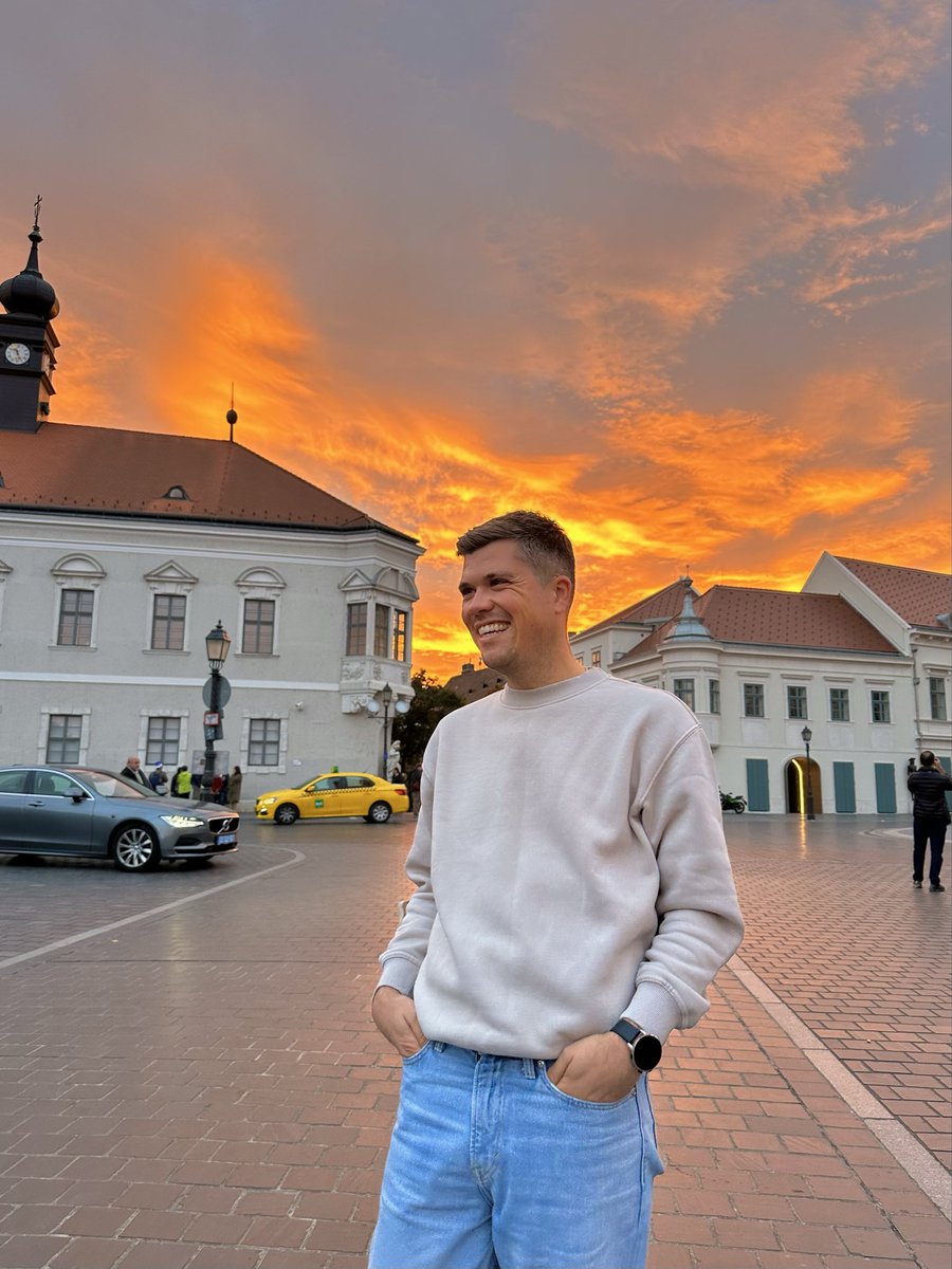 Vora el Danubi descansa una ciutat
que et regala capvespres de somni
i nits de llums brillants.