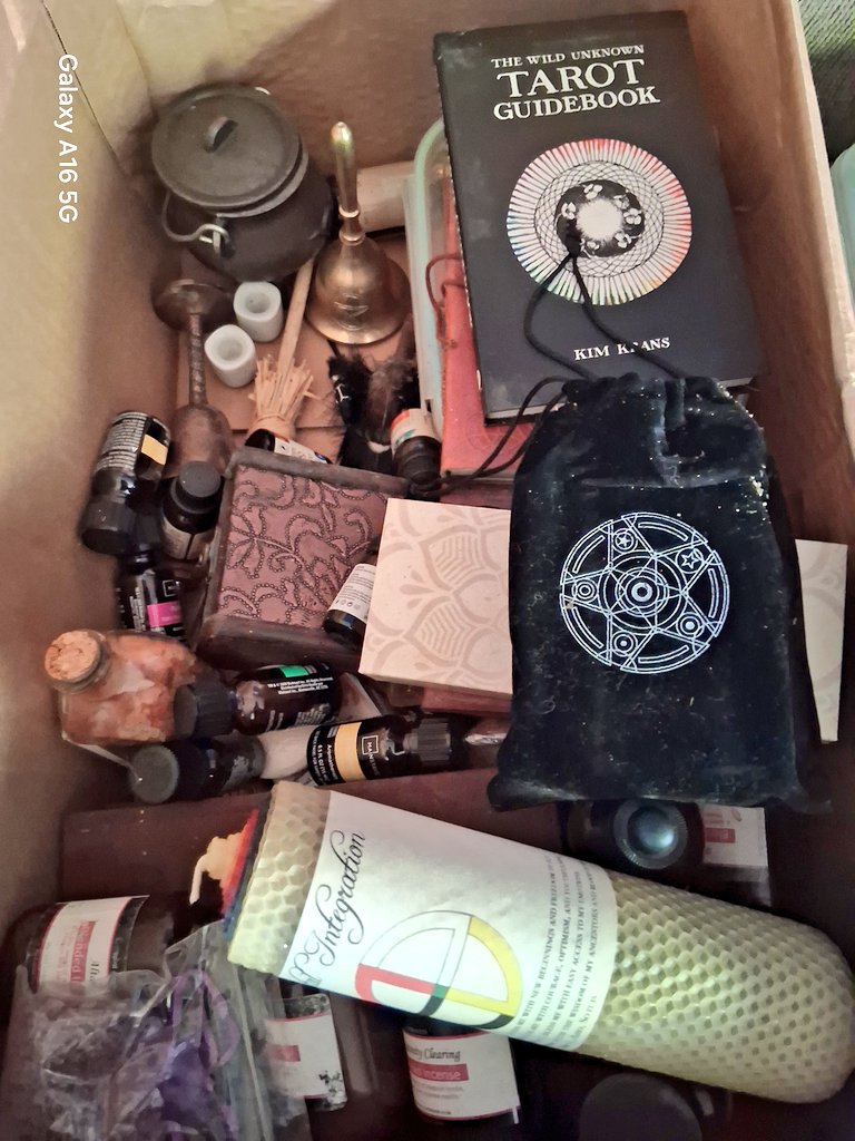 _profanepastor_'s tweet image. Boxed up my 20+ yrs life in Paganism and the occult today and parted ways ✌🏻 only way from here is UP ✝️

#GodMorningWednesday