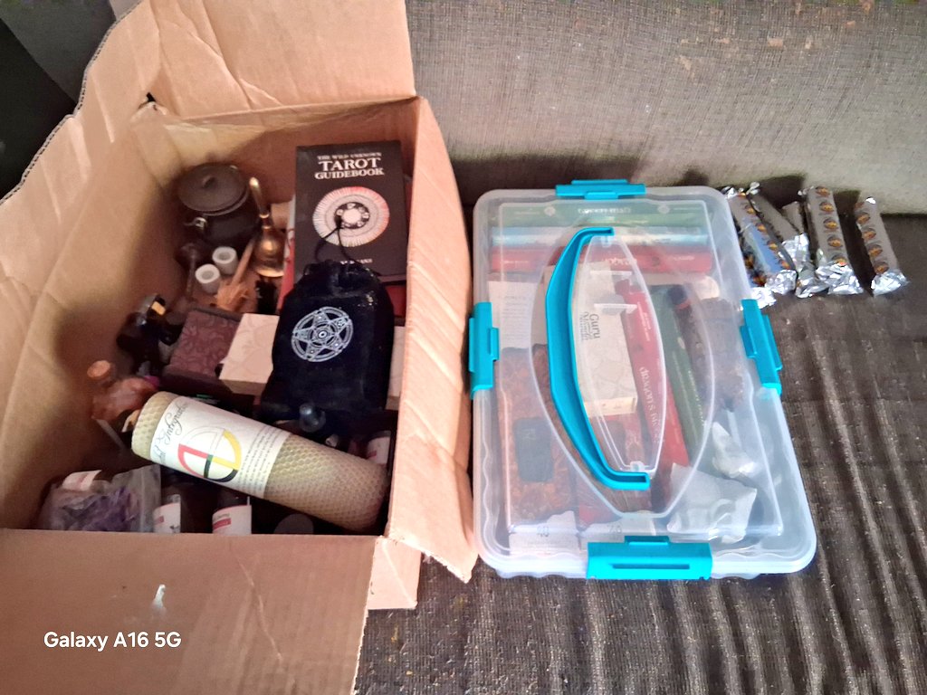 _profanepastor_'s tweet image. Boxed up my 20+ yrs life in Paganism and the occult today and parted ways ✌🏻 only way from here is UP ✝️

#GodMorningWednesday