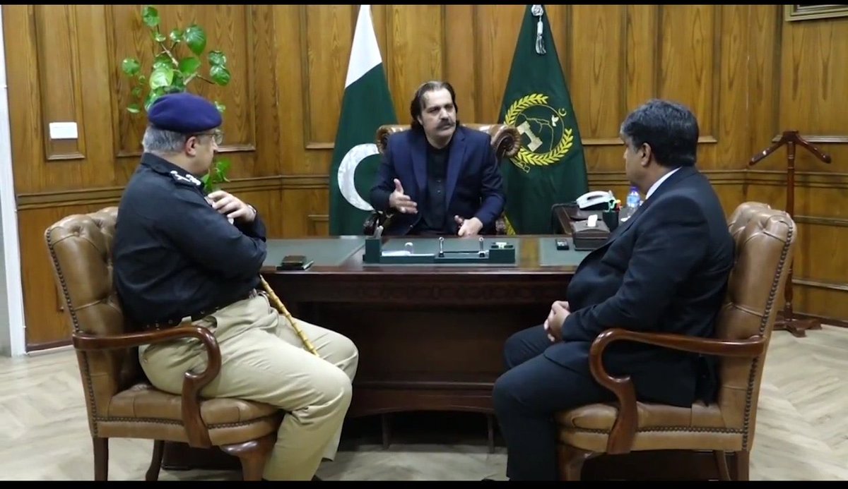 kabeerraja786's tweet photo. جس بیغیرت نے پاکستان کا پرچم ہٹا دیا اس بیغیرت پر لعنت ضرور بھیج دیجئے گا کیونکہ اسی پاکستان نے اسی بیغیرت کو وزیراعلی کرسی تک پہنچایا اور آج اس لعنتی نے کرسی پر براجمان ہوتے ہی پاکستان کا قومی پرچم ہٹوا دیا اور ترنگا جھنڈا لگا دیا
سہیل آفریدی تم ایک بیغیرت کمینے اور نمک حرام ہو https://t.co/kKIpLDdObL