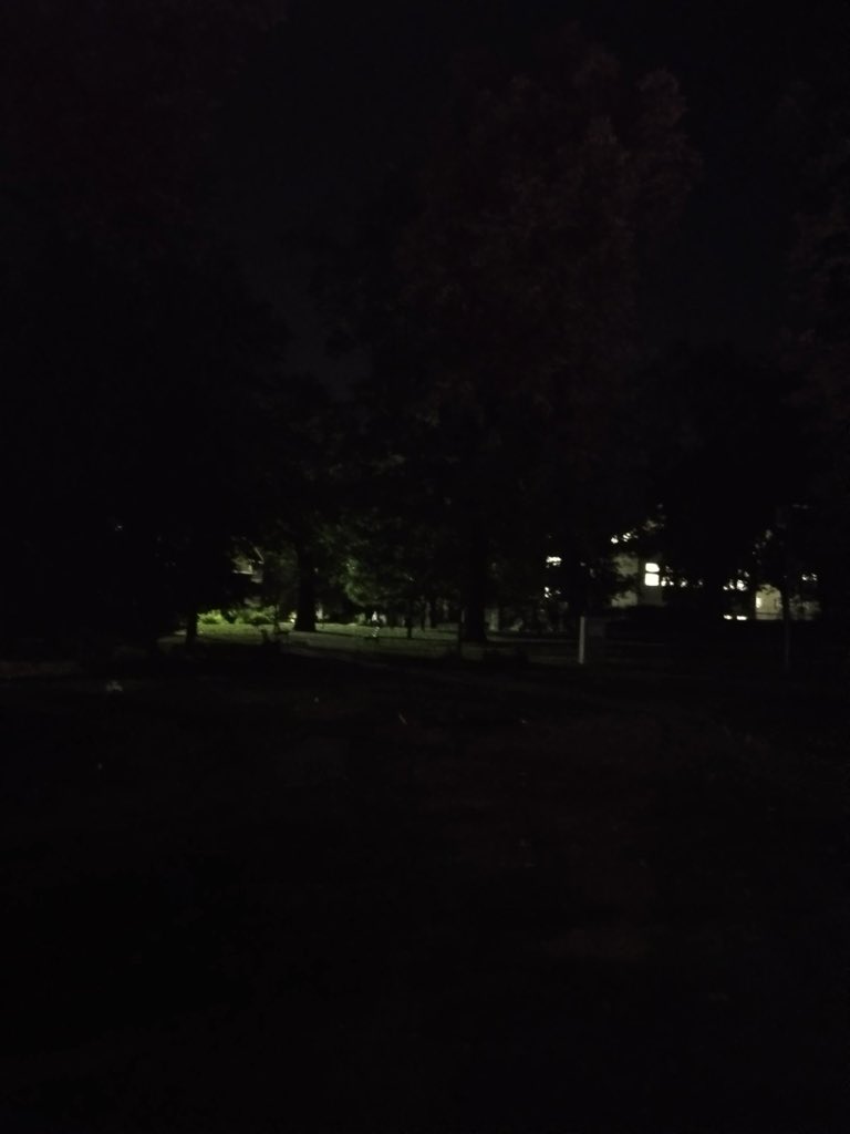 Totalni mrak u gradskom parku, dok se deca vraćaju iz škole. Vlast očigledno ne vidi ono što bi morala, a to je da bezbednost građana počinje od osnovnih stvari, kao što je svetlo na putu kojim prolaze deca.