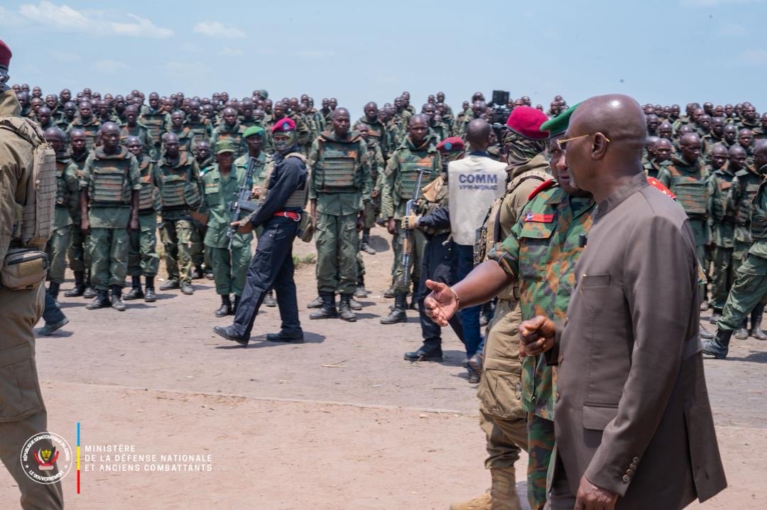 Atterri à 9h , à l’aéroport militaire de Lumwe à KAMINA, chef lieu de la province de haut Lomami, le VPM de la défense nationale Me Guy Kabombo Muadiamvita a été accueilli par  le gouverneur de province S.E Marmont Banza ainsi que quelquesautorités locales. 
Le cortège s'est