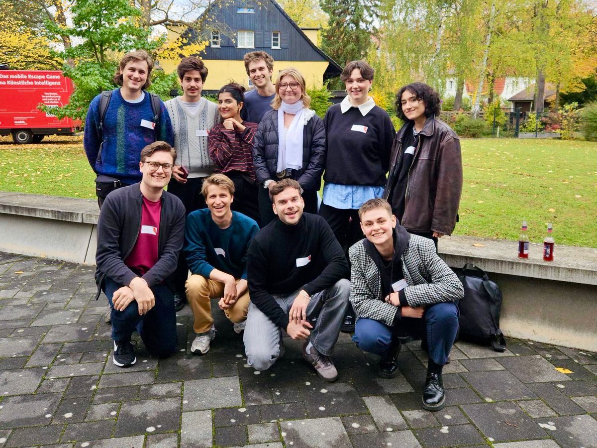 emsMedienschule's tweet photo. Unsere #ems15-Volos hatten heute ihren ersten Ausflug! Sie waren beim Inspiration Day im Medieninnovationszentrum Babelsberg (@MIZBabelsberg). In den Workshops gab's spannenden Input zu Themen wie #Lokaljournalismus im Havelland oder Einsatz von #KI in #Podcasts. https://t.co/p7O8OR8L4g