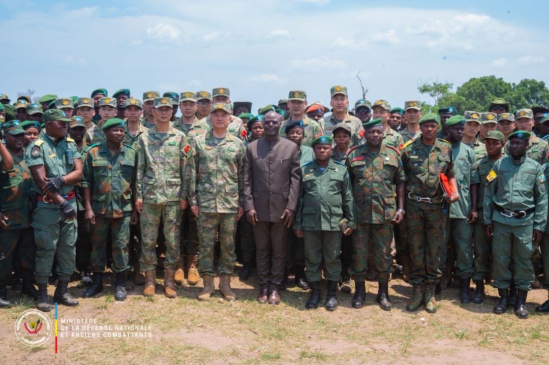 Formation et renforcement des capacités opérationnelles des FARDC, au cœur de l'action du gouvernement.
Le vice-premier ministre de la Défense Nationale et Anciens Combattants S.E Me Guy Kabombo Muadiamvita est arrivé ce mercredi 15 octobre 2025 au centre d'instruction militaire