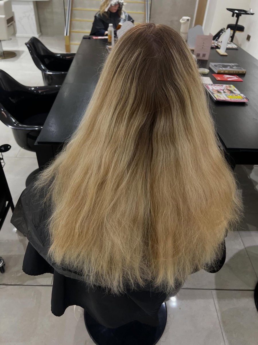 FlyingHorseWalk's tweet image. instagram.com/hausofhairbysa…
@hairbyellajones How stunning is this full head of highlights🤩

#originalmineral #ntu #nottinghamhairdresser #nottinghamhairsalon #fullheadhighlights #blondes #layershaircut