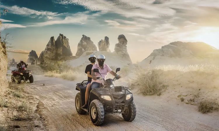 Kapadokya alarm veriyor, Peri Bacaları tehlikede…

Turistlere eğlence sunmak amacıyla yapılan ATV turları, bölgenin binlerce yıllık doğal dokusuna zarar veriyor. Bölge halkı, bu eşsiz mirasın korunması için yetkililere acil çağrıda bulunuyor.