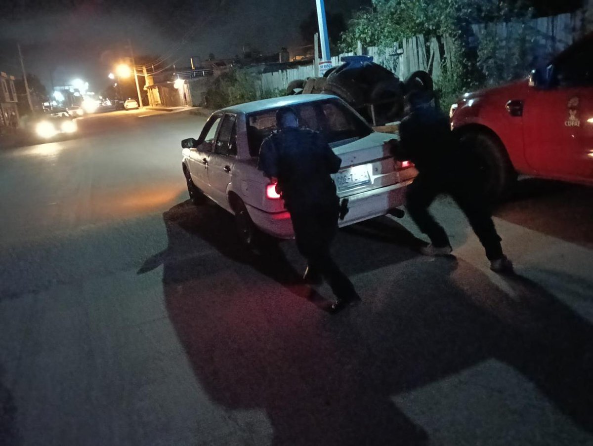 sspdgo's tweet image. #DurangoRenace Con acciones de proximidad social, ayudan a varón de 75 años de edad, que su vehículo sufrió falla mecánica a altas horas de la noche, en la cabecera municipal de Santiago Papasquiarao, Dgo., por lo que elementos de la DMSP a través del Mando Único #SSPDgo