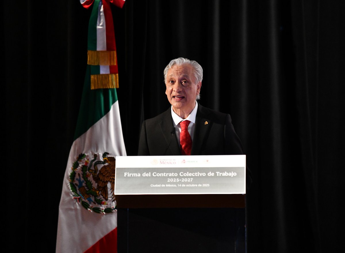 Pemex's tweet photo. Dr. Víctor Rodríguez Padilla, Director General de Pemex sobre la firma del Contrato colectivo de Trabajo 2025–2027.

💬 Alcanzamos un acuerdo histórico: el Contrato Colectivo de Trabajo 2025–2027. Este no solo es el resultado de la negociación y entendimiento profundo de que Pemex y su gente son una misma fuerza, una misma historia y un mismo destino.

Durante este proceso, se privilegió siempre el interés superior de México, fortaleciendo la viabilidad de nuestra empresa en un entorno operativo y financiero desafiante.