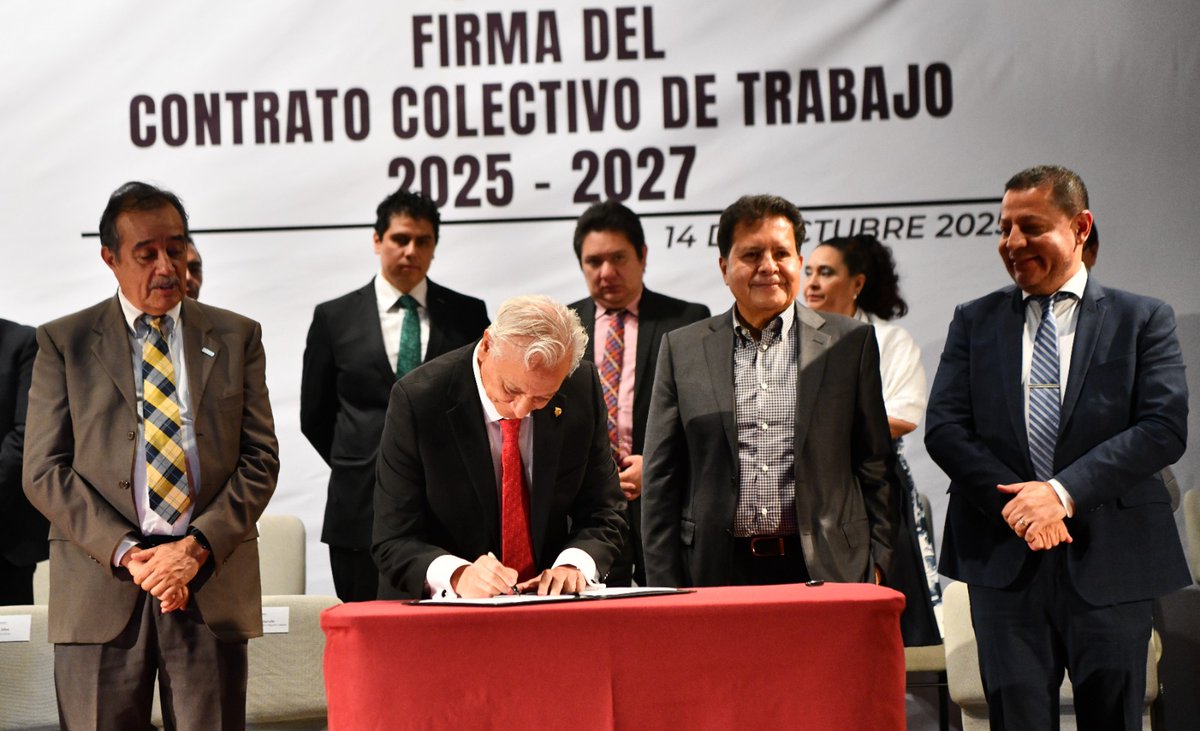 Pemex's tweet photo. Dr. Víctor Rodríguez Padilla, Director General de Pemex sobre la firma del Contrato colectivo de Trabajo 2025–2027.

💬 Alcanzamos un acuerdo histórico: el Contrato Colectivo de Trabajo 2025–2027. Este no solo es el resultado de la negociación y entendimiento profundo de que Pemex y su gente son una misma fuerza, una misma historia y un mismo destino.

Durante este proceso, se privilegió siempre el interés superior de México, fortaleciendo la viabilidad de nuestra empresa en un entorno operativo y financiero desafiante.