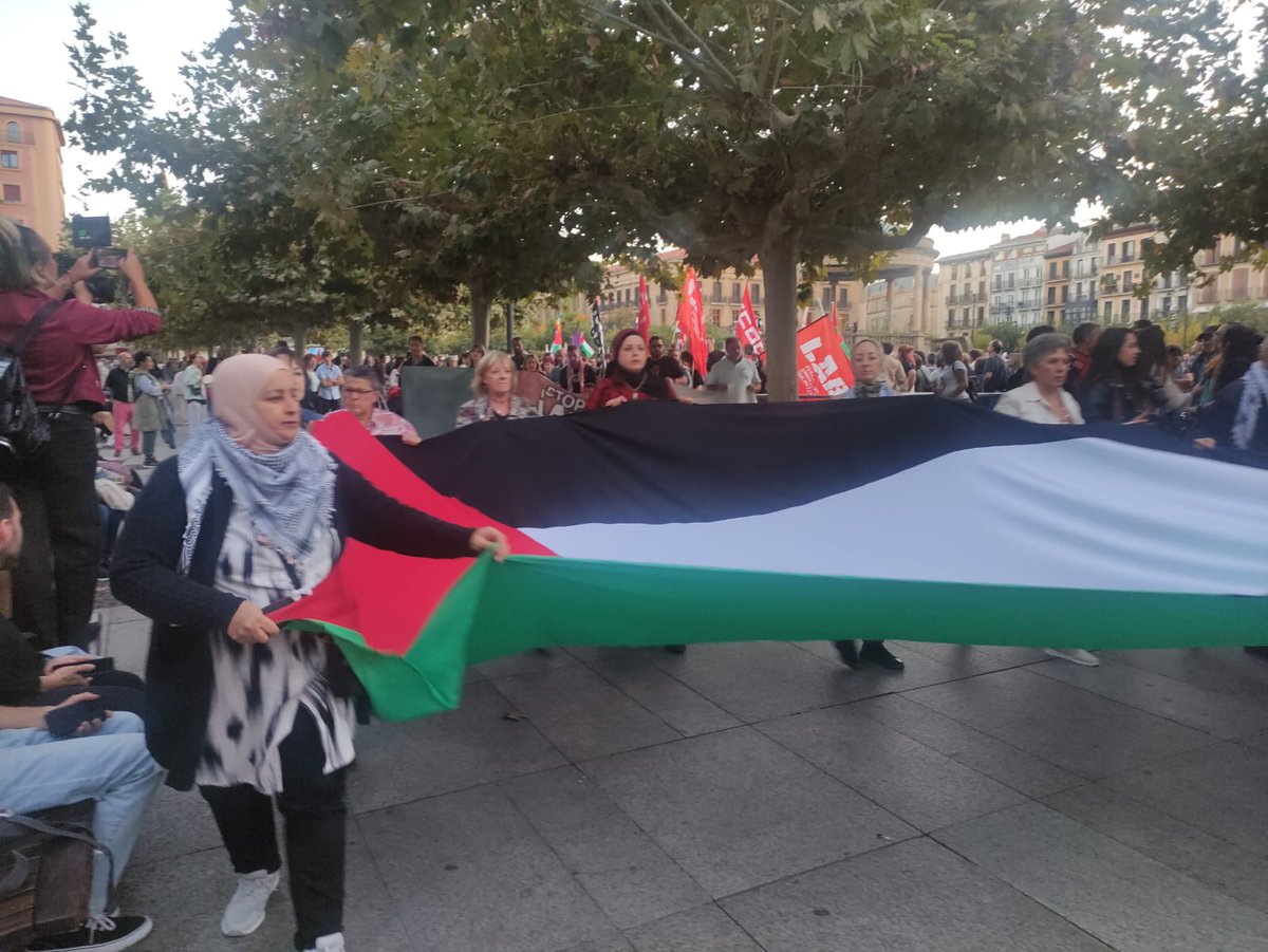 🇵🇸
Miles de personas hemos vuelto a exigir en Iruñea un futuro para Palestina sin apartheid, ocupación, colonización, ni genocidio.

Palestina aske baten alde azaldu gara arratsaldean ere Iruñean. Erakundeek eta enpresek Israelekin dituzten harreman guztiak moztu behar dituzte.