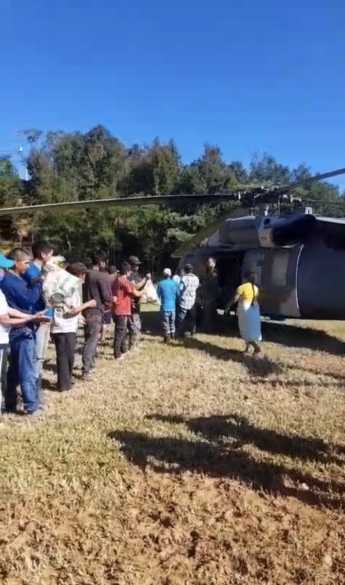 juliomenchaca_'s tweet image. Esta mañana entregamos víveres en la comunidad de Xalacahuantla, en Tianguistengo.
A través del puente aéreo establecido, también se realizó el traslado de 10 personas, entre ellas 5 menores de edad.
#HidalgoUnido
#PrimeroElPueblo