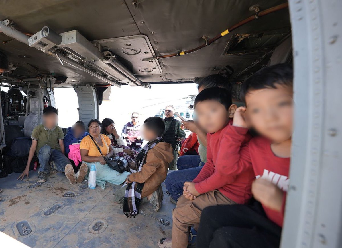 juliomenchaca_'s tweet image. Esta mañana entregamos víveres en la comunidad de Xalacahuantla, en Tianguistengo.
A través del puente aéreo establecido, también se realizó el traslado de 10 personas, entre ellas 5 menores de edad.
#HidalgoUnido
#PrimeroElPueblo