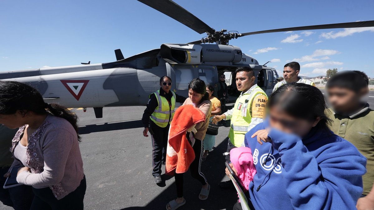 juliomenchaca_'s tweet image. Esta mañana entregamos víveres en la comunidad de Xalacahuantla, en Tianguistengo.
A través del puente aéreo establecido, también se realizó el traslado de 10 personas, entre ellas 5 menores de edad.
#HidalgoUnido
#PrimeroElPueblo