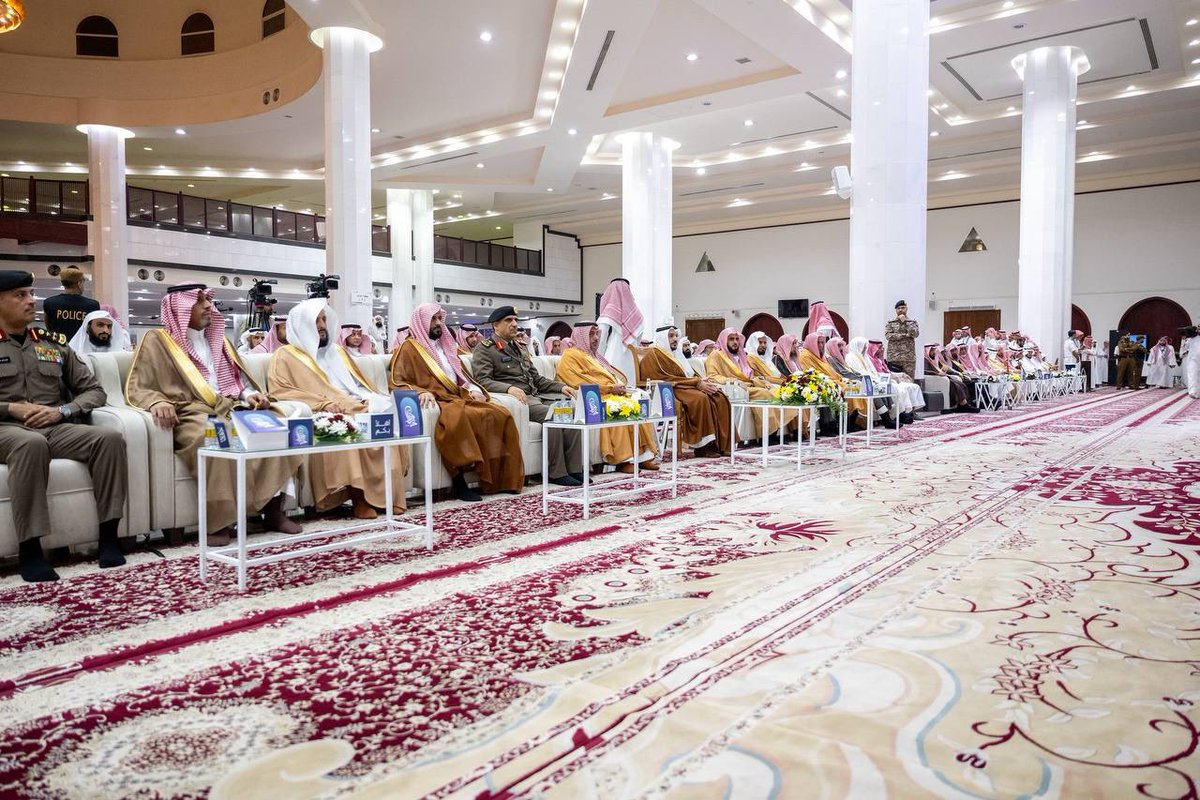EmarahAlQassim's tweet photo. نوّه سموه بما توليه القيادة الرشيدة – أيدها الله – من عناية واهتمام بحفظة كتاب الله الكريم، ودعمها المستمر لجمعيات التحفيظ في مختلف مناطق المملكة..

سمو #أمير_منطقة_القصيم يرعى حفل تخريج 167 حافظًا لكتاب الله من طلاب جمعية تحفيظ القرآن الكريم ببريدة. https://t.co/QE8K8P0NcZ