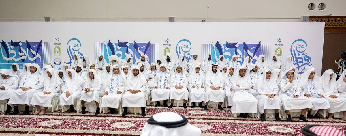 EmarahAlQassim's tweet photo. نوّه سموه بما توليه القيادة الرشيدة – أيدها الله – من عناية واهتمام بحفظة كتاب الله الكريم، ودعمها المستمر لجمعيات التحفيظ في مختلف مناطق المملكة..

سمو #أمير_منطقة_القصيم يرعى حفل تخريج 167 حافظًا لكتاب الله من طلاب جمعية تحفيظ القرآن الكريم ببريدة. https://t.co/QE8K8P0NcZ