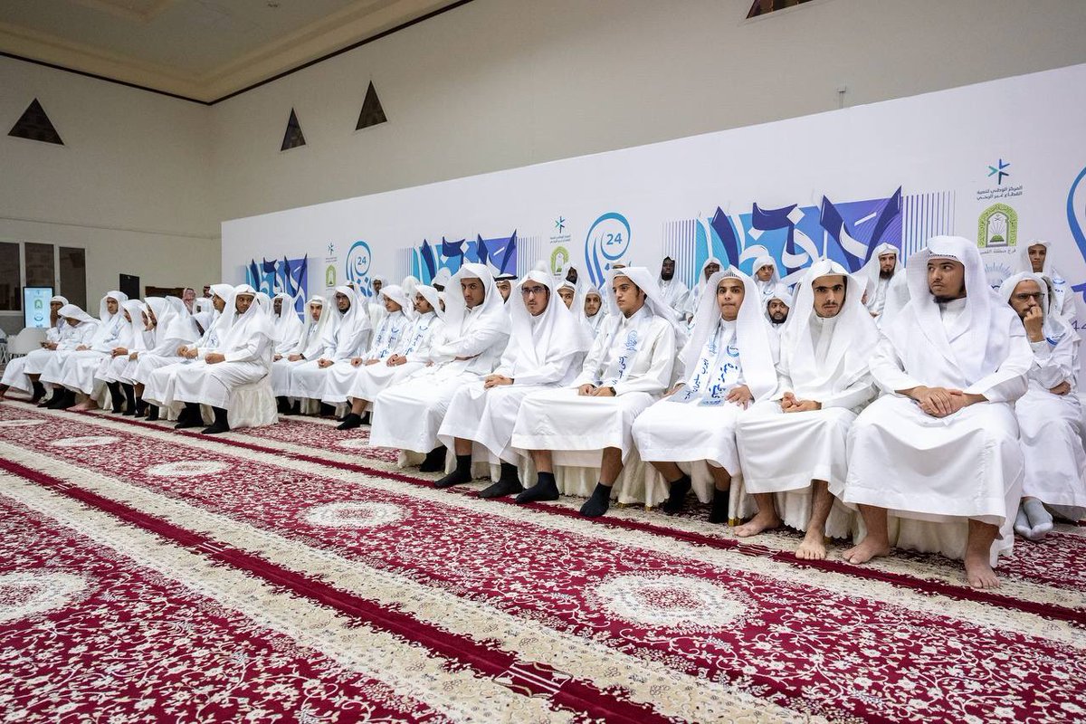 EmarahAlQassim's tweet photo. نوّه سموه بما توليه القيادة الرشيدة – أيدها الله – من عناية واهتمام بحفظة كتاب الله الكريم، ودعمها المستمر لجمعيات التحفيظ في مختلف مناطق المملكة..

سمو #أمير_منطقة_القصيم يرعى حفل تخريج 167 حافظًا لكتاب الله من طلاب جمعية تحفيظ القرآن الكريم ببريدة. https://t.co/QE8K8P0NcZ