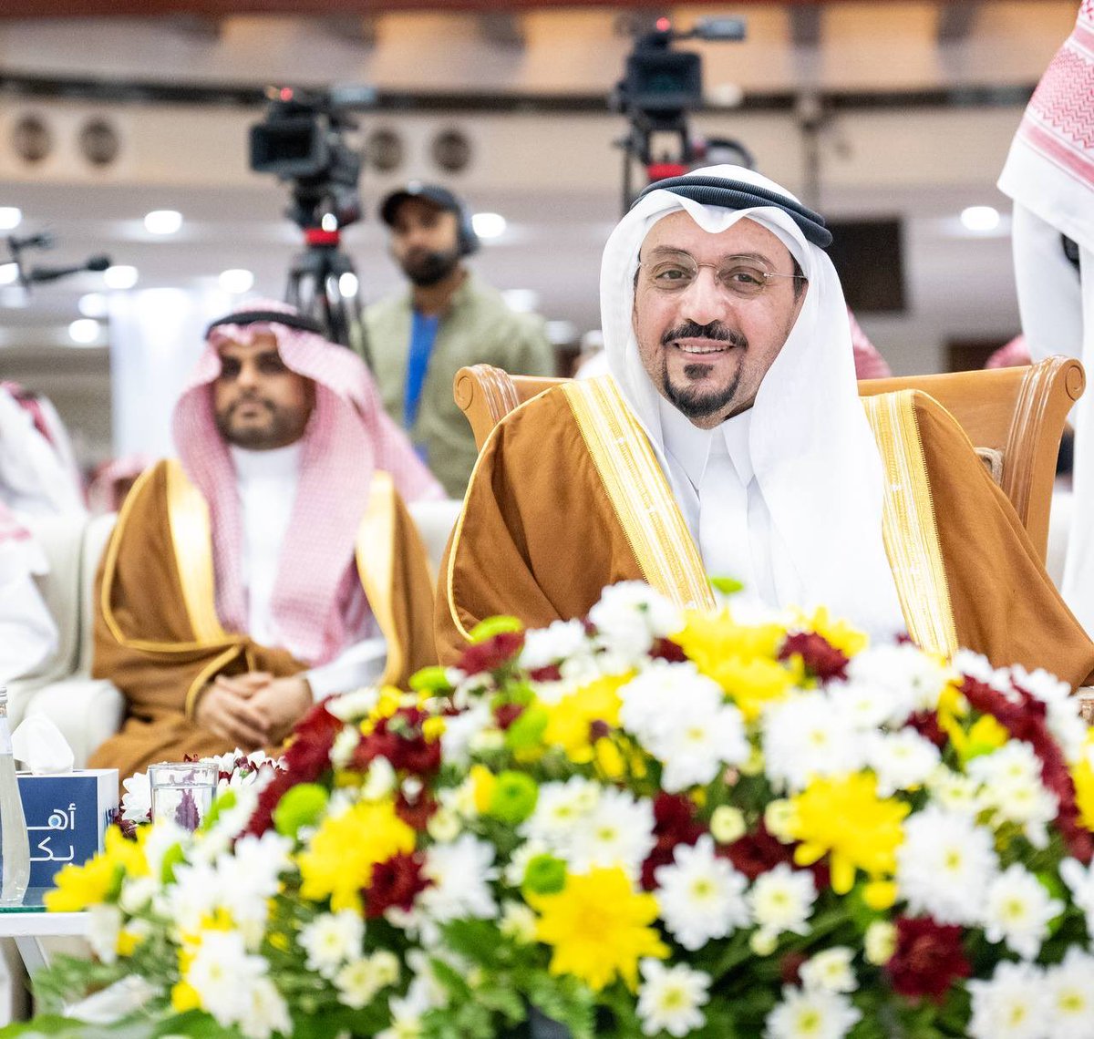 EmarahAlQassim's tweet photo. نوّه سموه بما توليه القيادة الرشيدة – أيدها الله – من عناية واهتمام بحفظة كتاب الله الكريم، ودعمها المستمر لجمعيات التحفيظ في مختلف مناطق المملكة..

سمو #أمير_منطقة_القصيم يرعى حفل تخريج 167 حافظًا لكتاب الله من طلاب جمعية تحفيظ القرآن الكريم ببريدة. https://t.co/QE8K8P0NcZ