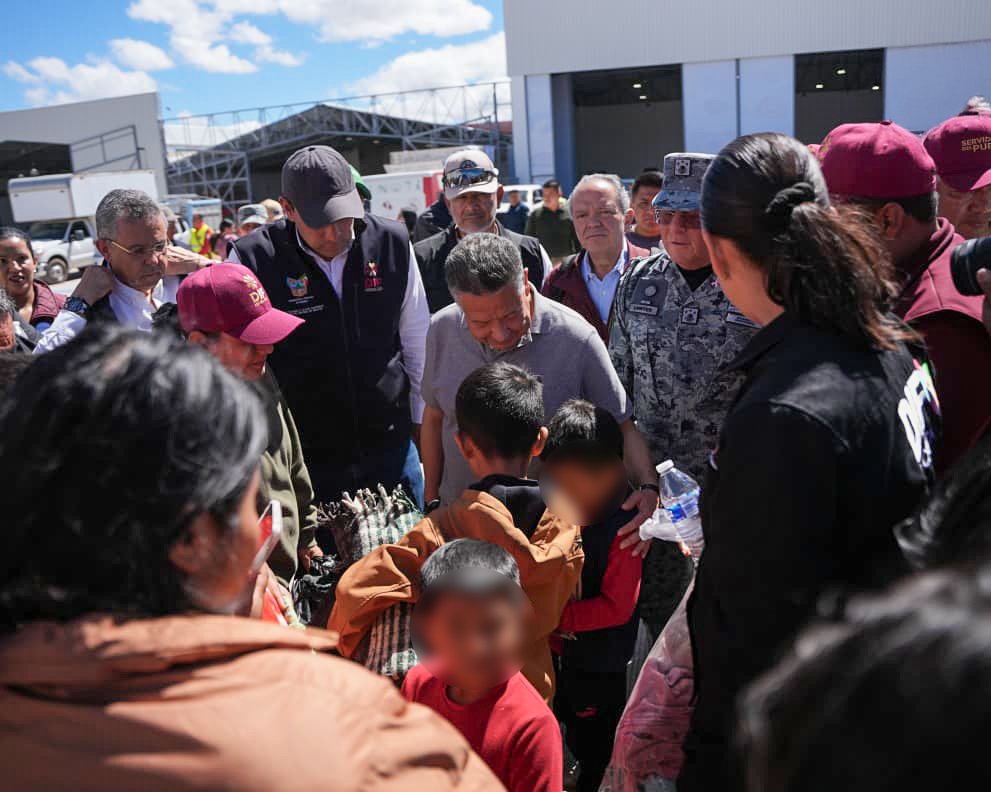 juliomenchaca_'s tweet image. Esta mañana entregamos víveres en la comunidad de Xalacahuantla, en Tianguistengo.
A través del puente aéreo establecido, también se realizó el traslado de 10 personas, entre ellas 5 menores de edad.
#HidalgoUnido
#PrimeroElPueblo