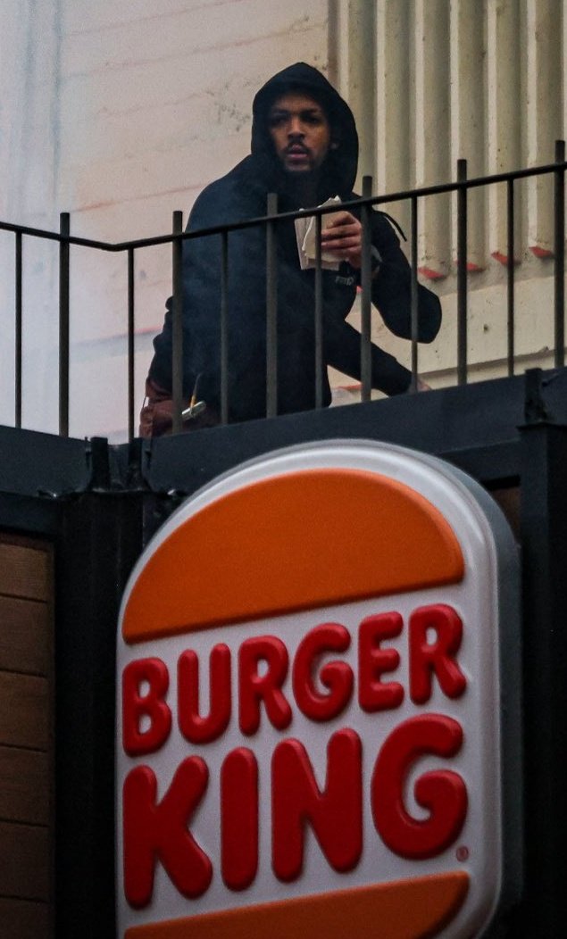 Ser un desclassat és això. Defensar l'empresa que col·labora amb el genocidi i que t'explota com si fos teva. Per això els mossos no el detindran