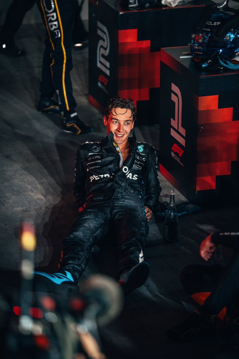 ℹ️. Le nouveau contrat pluriannuel de George Russell lui offre le troisième meilleur salaire de la grille, derrière Max Verstappen et Lewis Hamilton, avec 30 millions de livres sterling par saison. 🤑

Mercedes a voulu récompenser comme il se doit la saison quasi parfaite de son