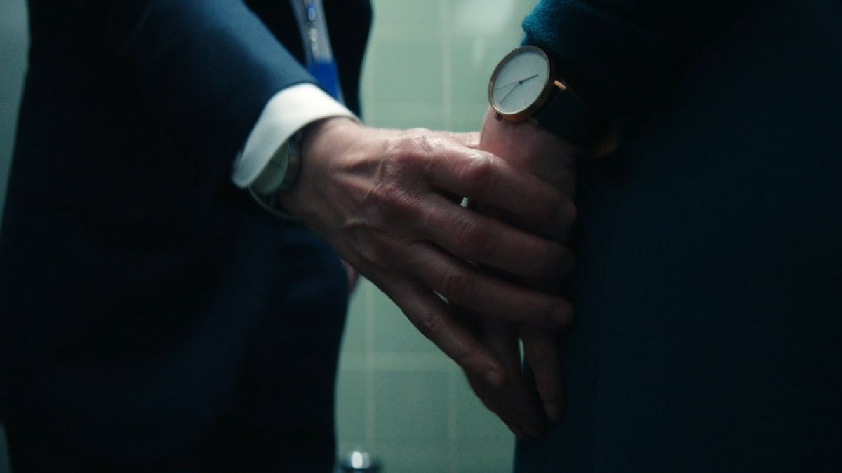 mark and helly holding hands throughout season 2 🥺