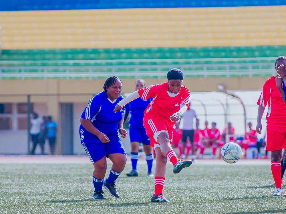Ikipe iyobowe na Nibagwire Sifa Gloria yegukanye igikombe cy’Umunsi Mpuzamahanga w’Umugore wo mu Cyaro, itsinze iya Judith ibitego 4-0.

Uyu mukino wabereye muri Stade ya Ngoma kuri uyu wa Gatatu, wahuje abahoze ari abakinnyi b’Ikipe y’Igihugu 'Amavubi' y’Abagore wabereye kuri