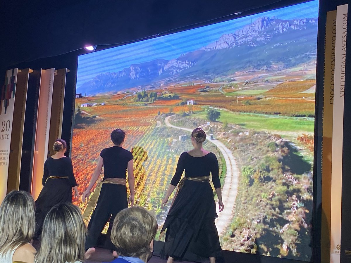 🍇 Hemos compartido esta tarde la celebración del 20º aniversario de <a href="/RiojaAlavesa/">Rioja Alavesa</a> con instituciones, empresas y agentes de la comarca

Momento de reconocer el trabajo de esta entidad para consolidar #RiojaAlavesa como destino enoturistico de primer nivel