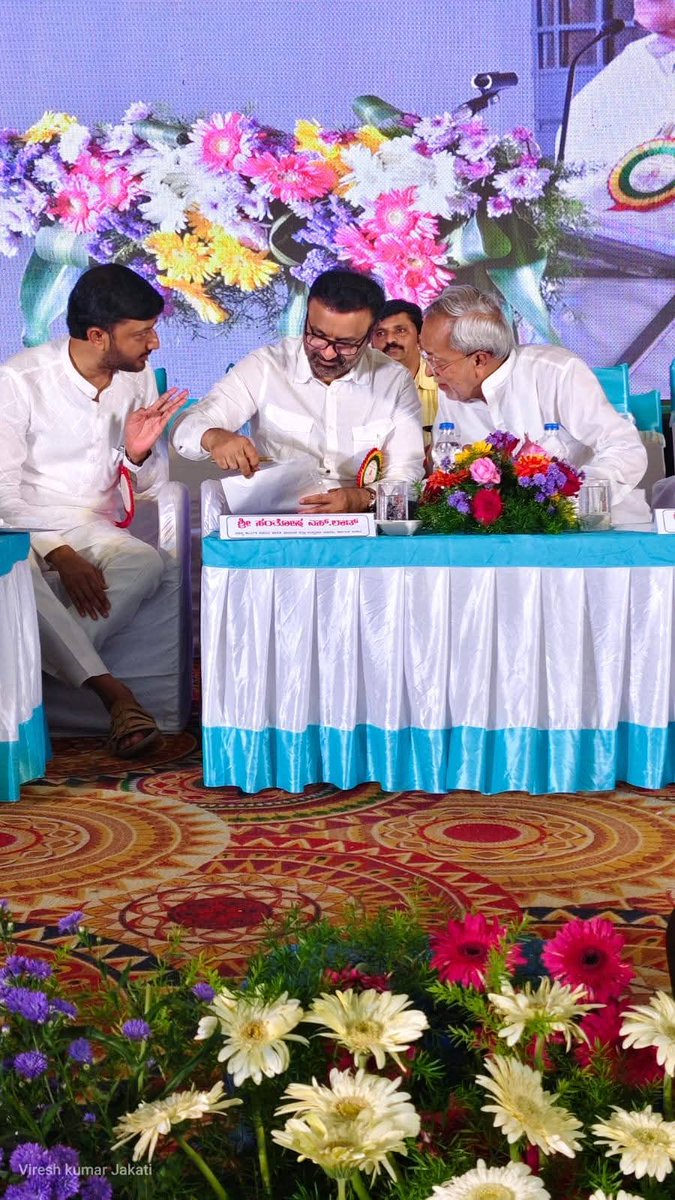 SKardalli's tweet photo. ಯಾದಗಿರಿಲ್ಲಿ
ಪಾಟೀಲ್ ಕನ್ವೆನ್ಷನ್ ಹಾಲ್ ನಲ್ಲಿ ಏರ್ಪಡಿಸಲಾಗಿದ್ದ ಯಾದಗಿರಿ ಕಾರ್ಮಿಕರಿಗೆ ಸ್ಮಾರ್ಟ್ ಕಾರ್ಡ್ ವಿತರಣೆ ಮತ್ತು ಯೋಜನೆಗಳ ಕಾರ್ಯಕ್ರಮಕ್ಕೆ 
ಕಾರ್ಮಿಕ ಇಲಾಖೆ ಸಚಿವರಾದ ಸನ್ಮಾನ್ಯ ಶ್ರೀ ಸಂತೋಷ್ ಲಾಡ್ ಹಾಗೂ ಜನ ಮೆಚ್ಚಿದ ನಾಯಕ ಯಾದಗಿರಿ ಶಾಸಕರಾದ ಸನ್ಮಾನ್ಯ ಶ್ರೀ ಚನ್ನಾರಡ್ಡಿ ಪಾಟೀಲ್ ತುನ್ನೂರ್ ಸಾಹೇಬರು ಚಾಲನೆ ನೀಡಿದರು https://t.co/PVsBfjPMPI