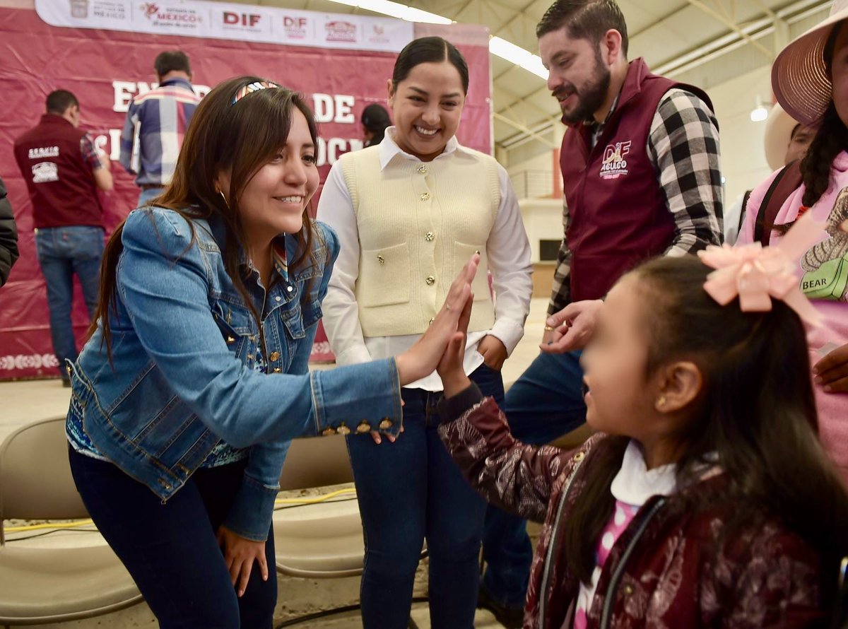 Cuando el frío llega, la solidaridad de la #FamiliaDIFEM también. En #Aculco, compartimos apoyos invernales y mucho cariño, porque cada acción cuenta para hacer sentir el calor de un #EdoMéx unido. #ElPoderDeServir 🤜🏼🤛🏼