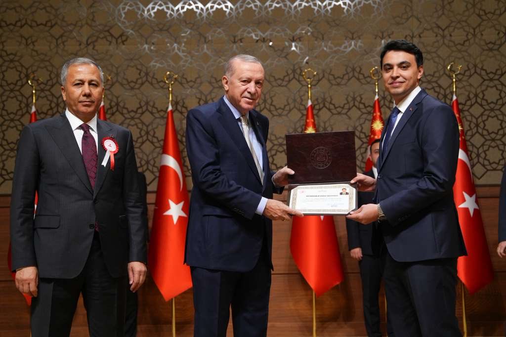 AliYerlikaya's tweet photo. Cumhurbaşkanımız Sayın @RTErdogan’ın teşrifleriyle “110. Dönem Kaymakamlık Kursu Kura Töreni”ni Milletin Evi, Cumhurbaşkanlığı Külliyesi’nde gerçekleştirdik. 🇹🇷

16’sı kadın, 110 kaymakamımız; köklü devlet geleneğimizin adalet, merhamet ve millet sevdasıyla yoğrulmuş neferleri olarak görevlerine başlıyor.

Kaymakam; bulunduğu ilçede devletin vakarını temsil eden, milletin derdiyle dertlenen, çözümün ve huzurun adıdır.

Bu anlayışla görev yapacak her bir kaymakamımızın, milletimizin gönlünde kalıcı bir iz bırakacağına yürekten inanıyorum.

Zat-ı Devletlerinin güçlü liderliğinde; emin adımlarla ilerlediğimiz #TürkiyeYüzyılı’na mülki idare amirlerimizde omuz veriyorlar ve vermeye devam edecekler.

Kaymakamlarımıza yeni görev yerlerinde başarılar diliyor, onları büyük bir emekle yetiştiren ailelerine en içten sevgilerimi ve şükranlarımı sunuyorum.

Yolunuz ve bahtınız açık olsun.

#TürkiyeninHuzuru🇹🇷