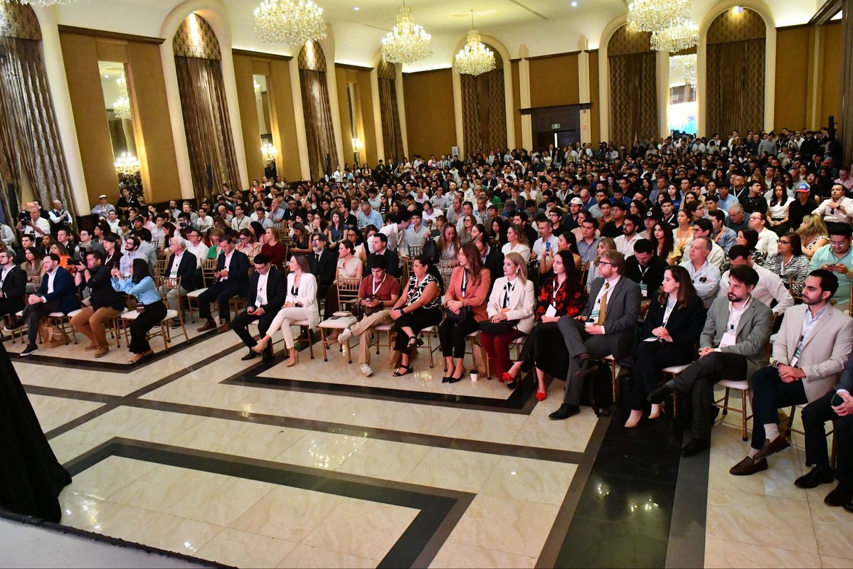 Más de 1,500 jóvenes, estudiantes y profesionistas participaron en el arranque del Foro Mundial de Energía Solar 2025, donde compartimos una experiencia única con Steve Wozniak. 

Su visión sobre el futuro de la tecnología nos recordó la importancia de mantener el entusiasmo por