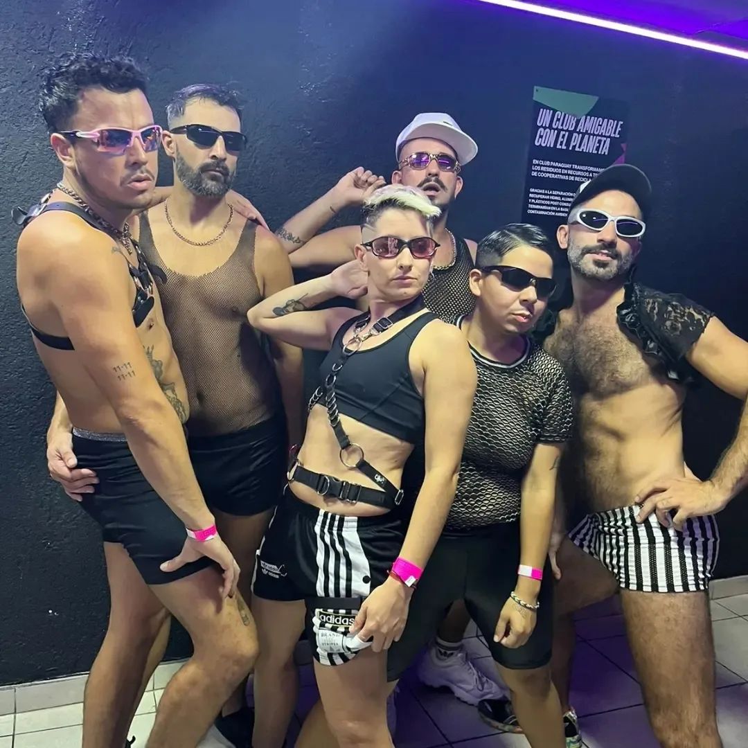 Chikes se agotó la primera tanda de entradas 😎 y todavía no anunciamos las celebritis que tenemos de invitadas 🫦 rescatate, saca la tuya y no te quedes afuera de este fiestón 🔥💥🌈