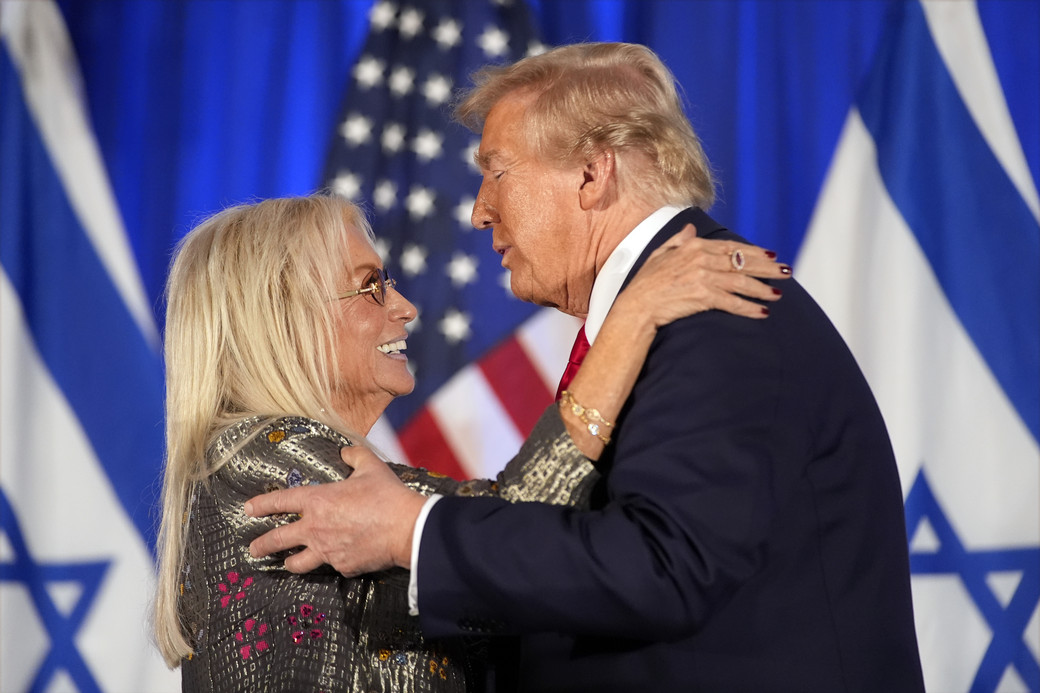 Oncle_Zouhair's tweet photo. À la Knesset, Donald Trump a offert une scène d’une franchise rare...

Devant les députés israéliens, il a salué Miriam Adelson, la veuve du magnat des casinos Sheldon Adelson, en lançant : « Debout, Miriam ! Regardez-la, elle a 60 milliards à la banque et elle aime profondément Israël ! » 

Puis il a raconté lui avoir demandé quel pays elle préférait : « les États-Unis ou Israël ? » 
Elle n’a pas répondu. 

« Alors je crois que c’est Israël », a-t-il ajouté, hilare. 

Ce moment, applaudi dans la salle, a résumé des années de diplomatie achetée. 

Miriam Adelson n’est pas une simple mécène : elle a versé plus de 500 millions de dollars aux Républicains et plus de 200 millions pour faire élire Trump, exigeant en retour des gestes concrets — reconnaissance de Jérusalem, transfert de l’ambassade, annexion du Golan, soutien à Netanyahou. 

Médecin devenue milliardaire, elle a su transformer sa fortune en levier d’influence. 

En Israël, elle possède le quotidien Israel Hayom, organe de propagande officieux du Likoud. 

Trump, lui, ne cache plus la transaction : « J’ai fait ce qu’elle voulait. » 

En quelques phrases, il a révélé la mécanique du pouvoir moderne : des décisions d’État dictées par des intérêts privés, une politique étrangère alignée sur la volonté d’une donatrice, et un président fier de l’admettre. 

Derrière les drapeaux mêlés des États-Unis et d’Israël, la Knesset a applaudi la fusion parfaite entre argent, idéologie et puissance.