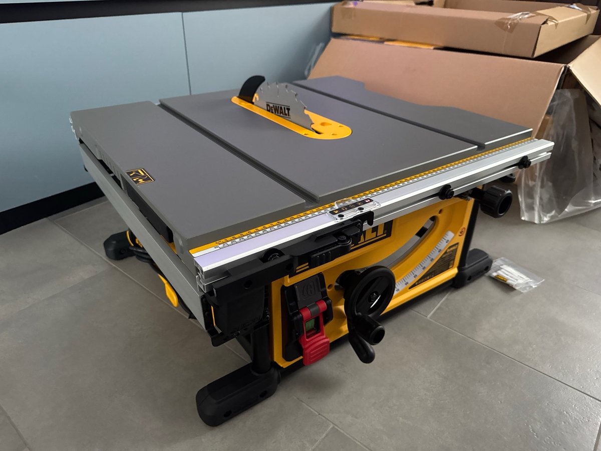 <a href="/luddynski/">Lobbista della legna</a> <a href="/il_rover/">Il Vero Rover Perseverance 🧱🧀🛰️</a> <a href="/Una_Boomer1956/">Balordo Menefreghista</a> <a href="/cofante92/">Glaswegian Pizza Ph. D. 🍐🧀🍐🚌🐒🗿🅿️🧯</a> Signora moglie “ma questa deve stare qui, davanti al mobile della TV?”
“Era in offerta, ha la battuta a cremagliera, era un crimine non comprarla”
“Ma ci inciampo!”
“Stai attenta allora”