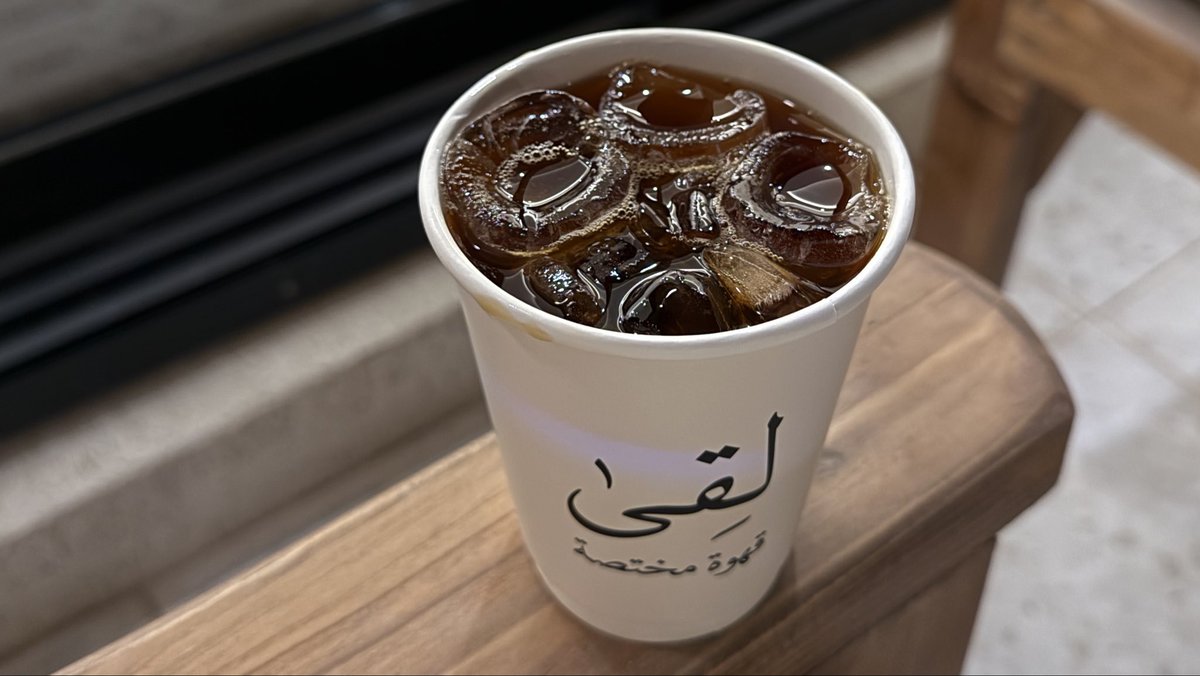 كوب V60 بـ عنوان : 

" البقاء مع شخص تحبه وانت تعلم 
انك ستفارقه .. كـ اللعب تحت المطر
ممتع ولكنك تعلم انك ستمرض لاحقاً ".