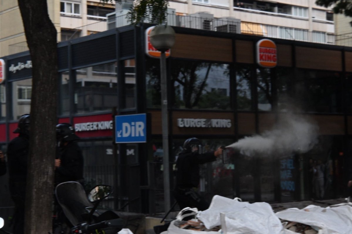 A les dues primeres fotos es veu clarament com la BRIMO de Mossos llença pedres a un restaurant per després llençar gas als que miraven, veritat?