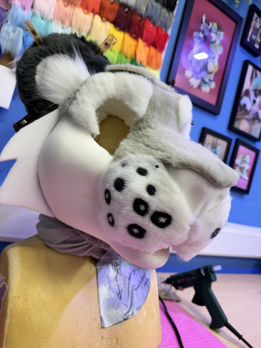 Oh man do I LOVE how spots look but hate doing them 😅 they take sooo long, very excited to finish this snow leopard, it’s gonna look SO GOOD 🩵