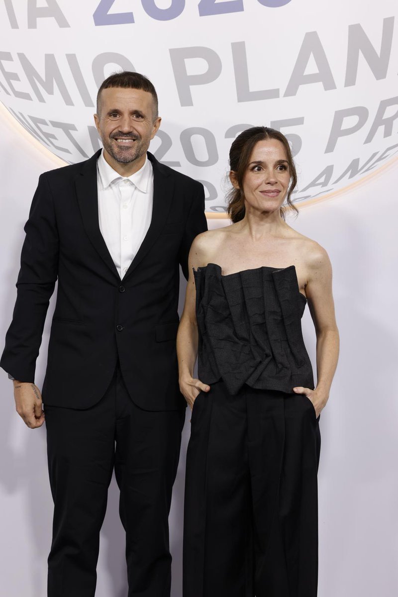 Nuria Gago, <a href="/CurroCanete/">Curro Cañete</a>, <a href="/AlfonsoGoizueta/">Alfonso Goizueta</a>, <a href="/Manel_Loureiro/">Manel Loureiro</a> y <a href="/Borisizaguirre/">Boris Izaguirre</a> en la alfombra azul del #PremioPlaneta2025.

<a href="/Planetadelibros/">PlanetadeLibros</a>