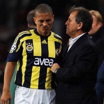 Em 2008, o Fenerbahçe de Zico chegou às quartas da Champions League e acabou eliminado para o Chelsea.

A equipe contava com nomes como Lugano, Edu Dracena, Claudio Maldonado, Deivid e o ídolo Alex.

Mas, afinal, como foi a carreira desse time histórico?

Segue o fio!