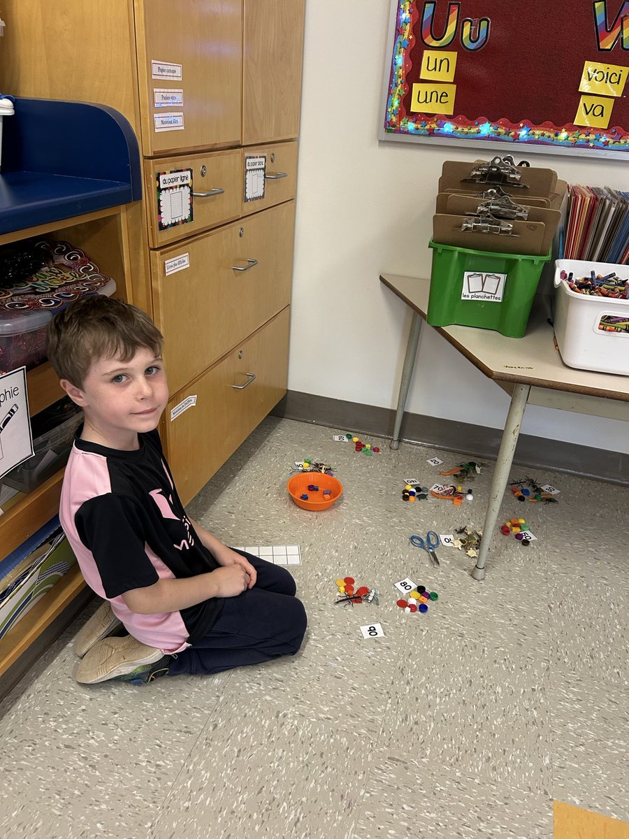 TEC_6650's tweet image. Mme MacLellan’s grade 1/2 immersion students were learning how to skip count by 10s to 100!