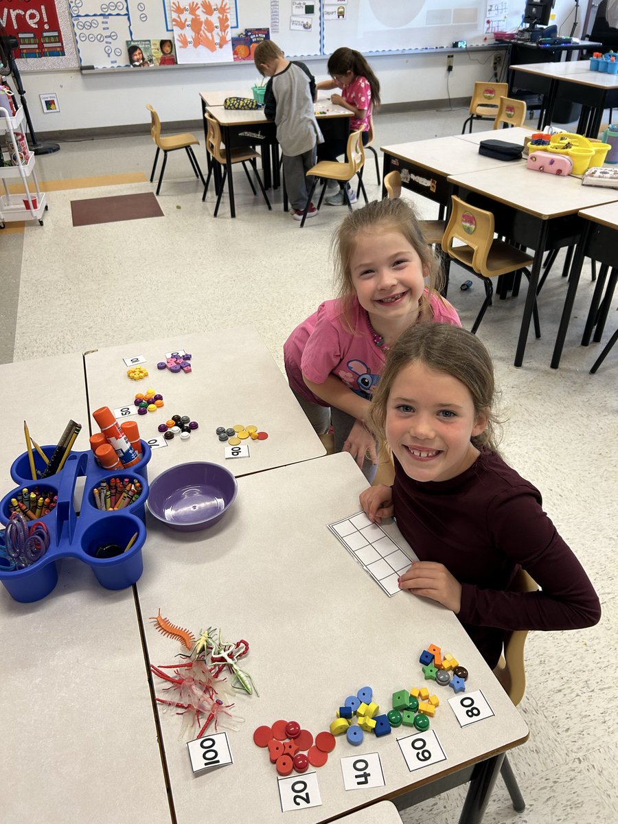 TEC_6650's tweet image. Mme MacLellan’s grade 1/2 immersion students were learning how to skip count by 10s to 100!