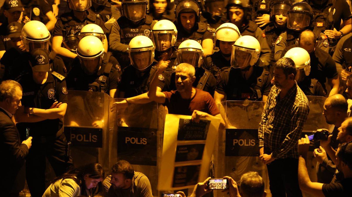 Tacizcinin serbest bırakılmasına karşı açlık grevine başlayan bir öğretmen ve sendikasının eylemini kalkanlarla engellemek isteyenler, bu emri verenler tacizciyi aklamış, korumuş, yanında saf tutmuş olmuyorlar mı? 

!!Utanç taraf değiştirecek!!