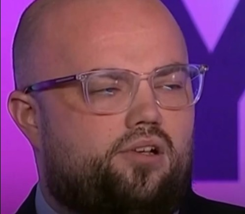 Look at this arsehole, Llyr Powell from Reform UK, rolling his eyes at a worried mother talking about her sons in Caerphilly. Absolutely disgusting!