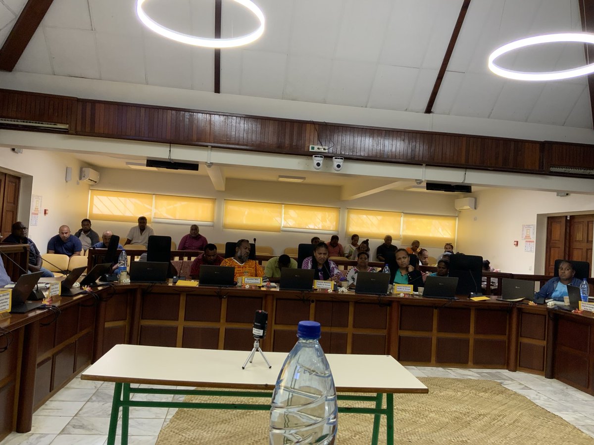 Aujourd’hui, Assemblée de la Province des îles, vote à l’unanimité du budget supplémentaire. De bonnes nouvelles sur le remboursement de la dette provinciale (2,4 mds à ce jour, remboursés sur les 6,5 mds après contrôle de la CTC).